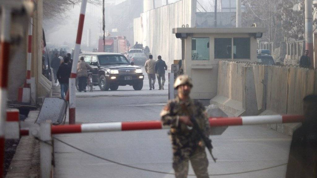 In der afghanischen Hauptstadt Kabul hat sich ein Teenager im dichten Berufsverkehr in die Luft gesprengt. Mindestens 6 Menschen sterben. Nach dem Anschlag untersuchen die Sicherheitskräfte den Ort des Anschlags.