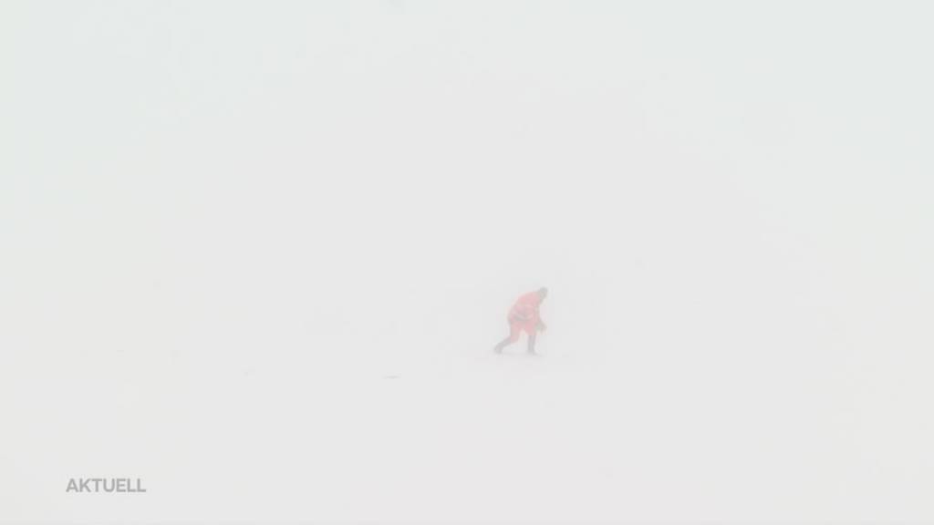 Grosse Herausforderung: Schneeräumung auf dem Gotthardpass bei dichtem Nebel