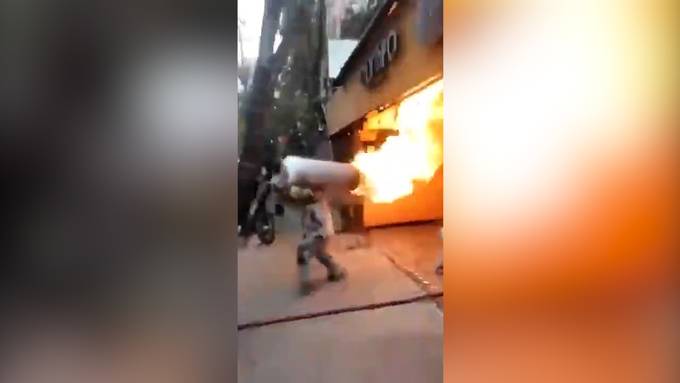 Brennende Gasflasche ins Freie getragen: Internet feiert Feuerwehrmann
