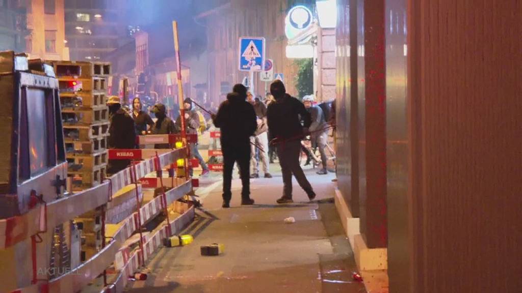 Unbewilligte Demo: In Zürich ziehen Vermummte durch die Strassen und richten grossen Schaden an