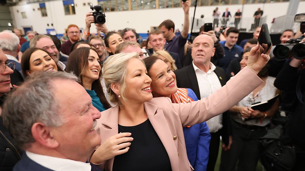 Michelle O'Neill (Mitte l), Spitzenkandidatin der nordirischen Partei Sinn Fein, und Mary Lou McDonald (Mitte r), Vorsitzende der nordirischen Partei Sinn Fein, machen ein Selfie im Meadowbank-Wahlauszählzentrum.