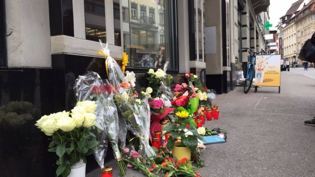 Am 4. August 2017 stach der Beschuldigte einen jungen Mann in der St. Galler Innenstadt nieder. Blumen erinnerten noch Tage danach an die tragische Tat. Das Kreisgericht St. Gallen befasst sich am Donnerstag mit dem Fall. (Archivbild)
