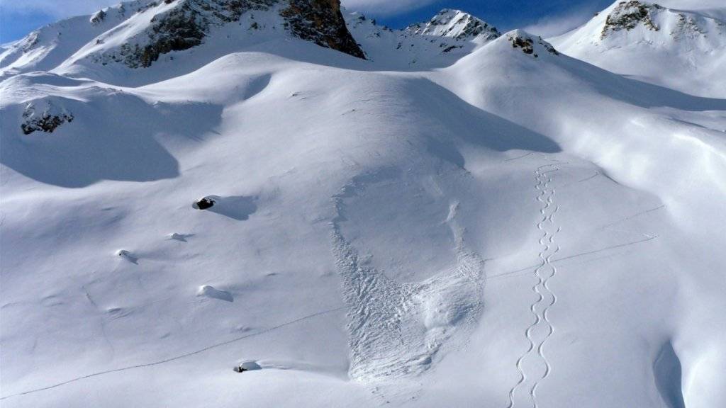 Einsames Grab: Ein deutscher Skitourengänger ist auf einer Solotour im Unterengadin von einer Lawine (Bild) verschüttet und erst nach Tagen gefunden worden.
