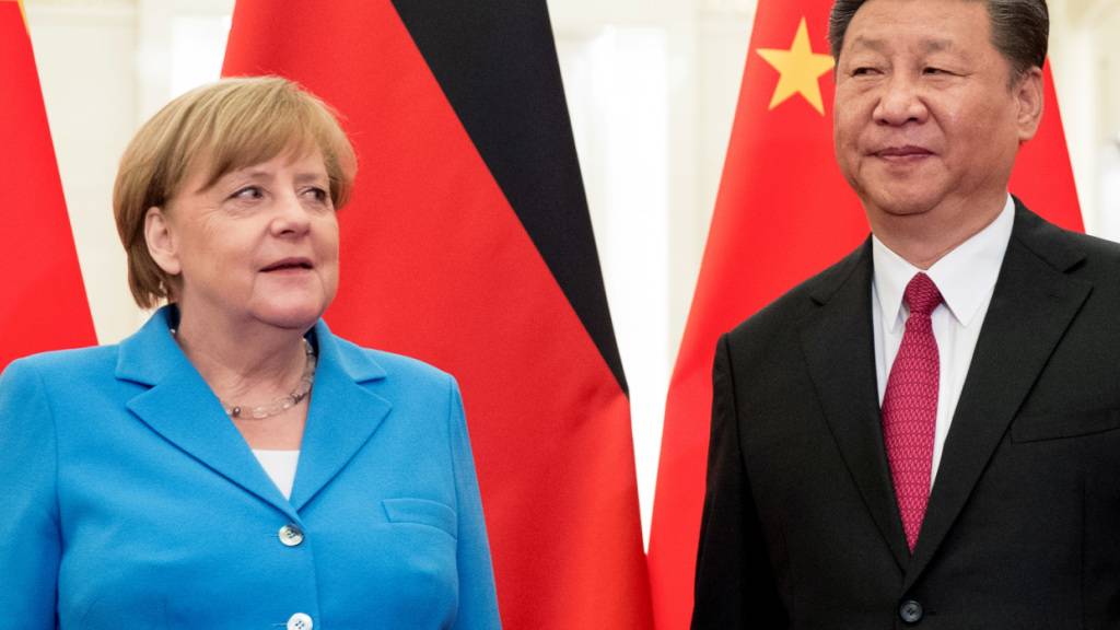 ARCHIV - Bundeskanzlerin Angela Merkel (CDU) wird vom chinesischen Präsidenten Xi Jinping begrüßt. Foto: Michael Kappeler/dpa