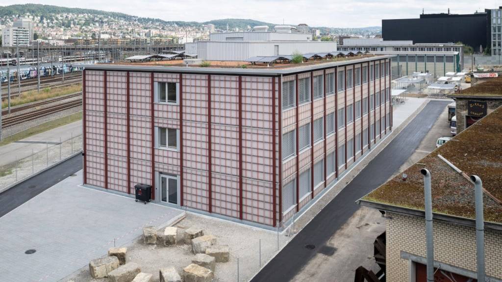 Das provisorische Gymi im ehemaligen Stadtzürcher Arbeiterquartier Aussersihl soll ab 2027 eine eigenständige Kantonsschule werden. (Archivbild)