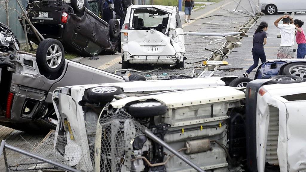 Überschlagene Fahrzeuge in Osaka: Der Taifun «Jebi» hinterlässt in Japan grosse Verwüstung.