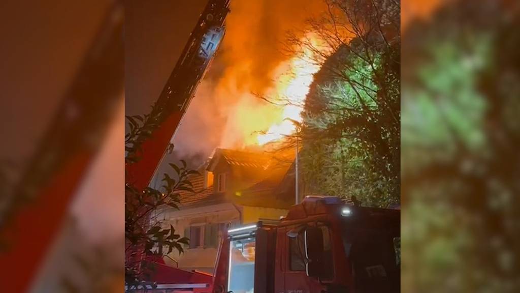 Dachstock eines Einfamilienhauses in Flammen – Haus unbewohnbar