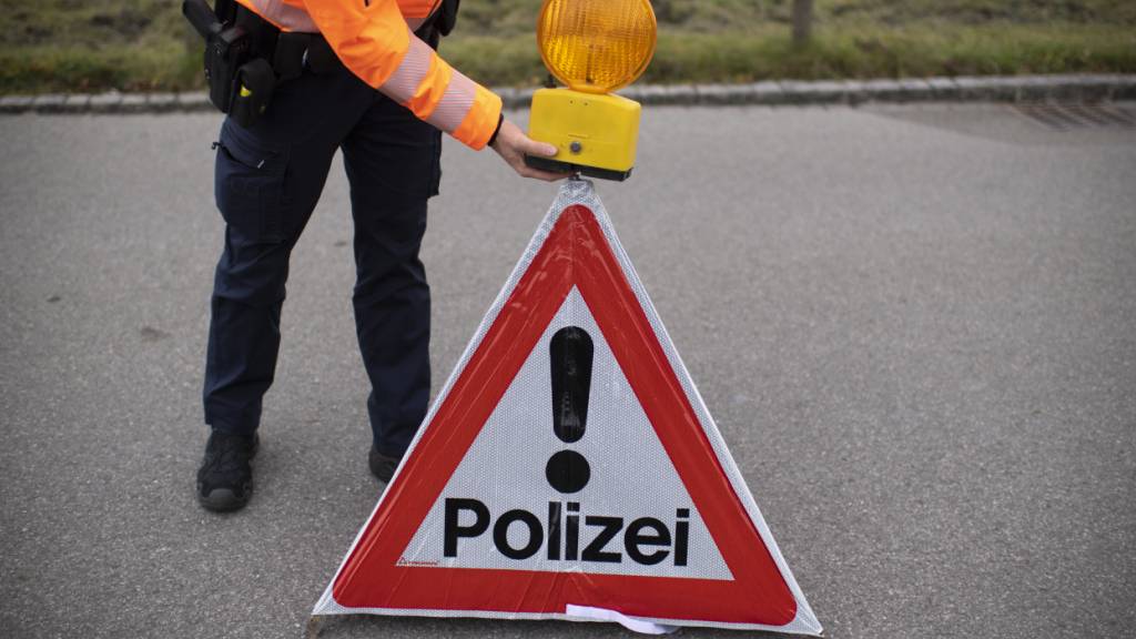 Ein 35-Jähriger flüchtete am Freitag in St. Gallen vor der Polizei, verunfallte und widersetzte sich der Verhaftung. (Symbolbild)