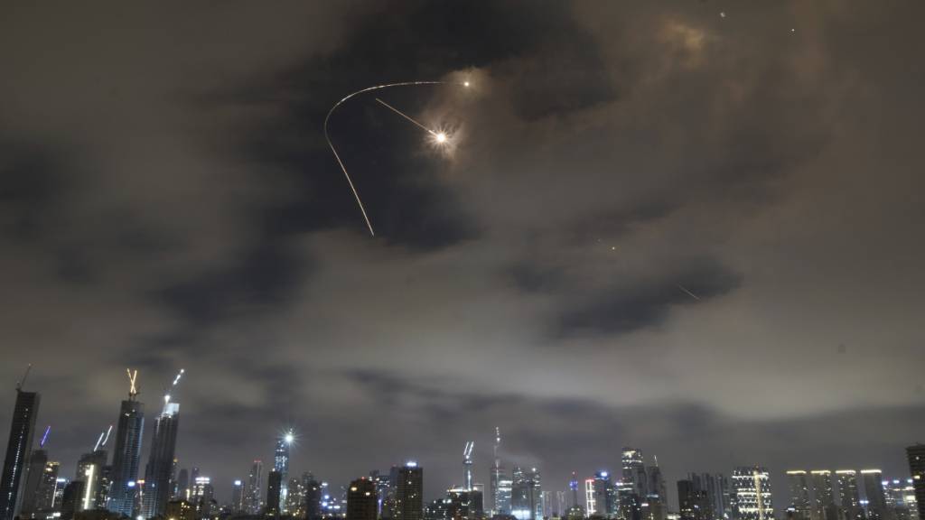 Das israelische Luftabwehrsystem feuert, um Raketen während eines iranischen Angriffs über Tel Aviv, Israel, abzufangen. Foto: Leo Correa/AP/dpa