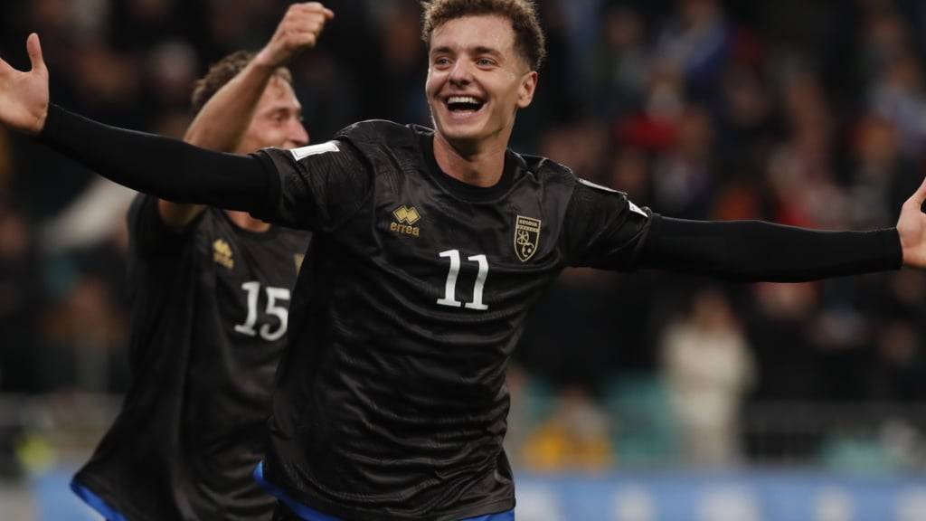 Fisnik Asllani feiert das 1:0 in Ljubljana