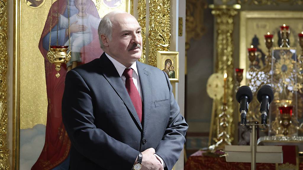 Alexander Lukaschenko, Präsident von Belarus, besucht einen orthodoxen Ostergottesdienst in der Stadt Turau, etwa 270 km südlich von Minsk. Foto: Maxim Guchek/POOL BelTa/AP/dpa