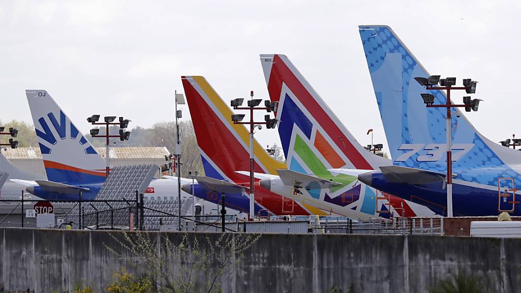 Die parkierten Boeing 737 MAX sollen bald wieder den Flugverkehr aufnehmen. Boeing hat die Flugzeuge überarbeitet und fliegt im Juni erste Zertifizierungsflüge. (Archivbild)
