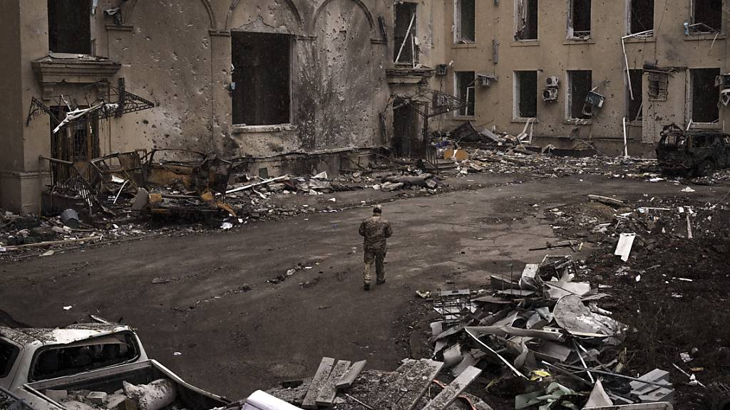 Viele Gebäude in der Ukraine werden durch den Krieg beschädigt. Foto: Felipe Dana/AP/dpa