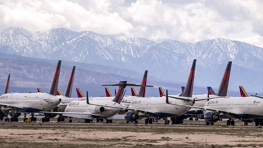 Das Jahr 2020 wird finanziell das schlimmste Jahr in der Geschichte der Luftfahrt. Im Bild stillgelegte Flugzeuge der Delta Airlines. (Archiv)