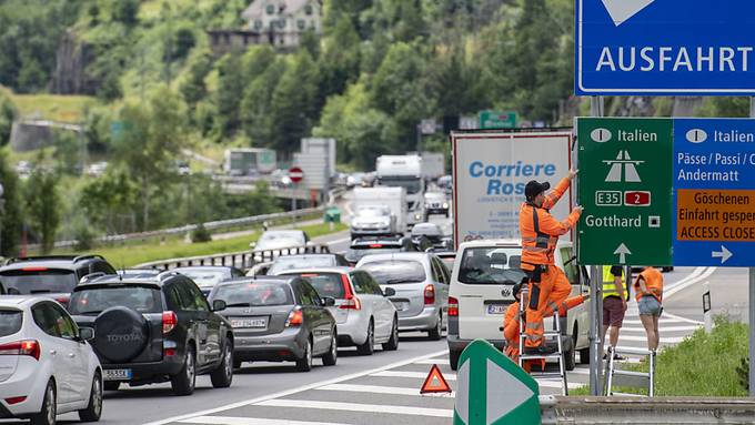 Autokolonne vor dem Gotthard-Nordportal wuchs auf 14 Kilometer