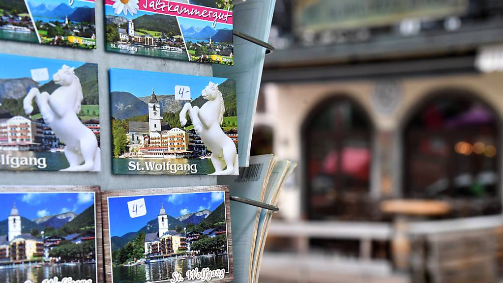 Postkarten im oberösterreichischen Touristenort St. Wolfgang. Foto: Barbara Gindl/apa/dpa