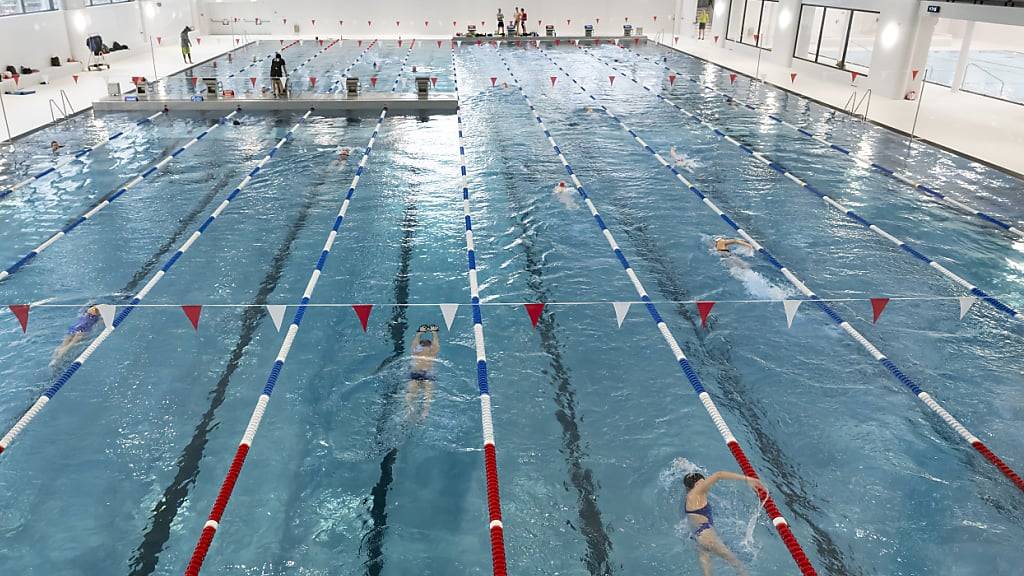 Die drei Schwimmbecken und der Sprudel- und Kinderspielbereich in der Schwimmhalle Neufeld werden künftig videoüberwacht. (Archivbild)