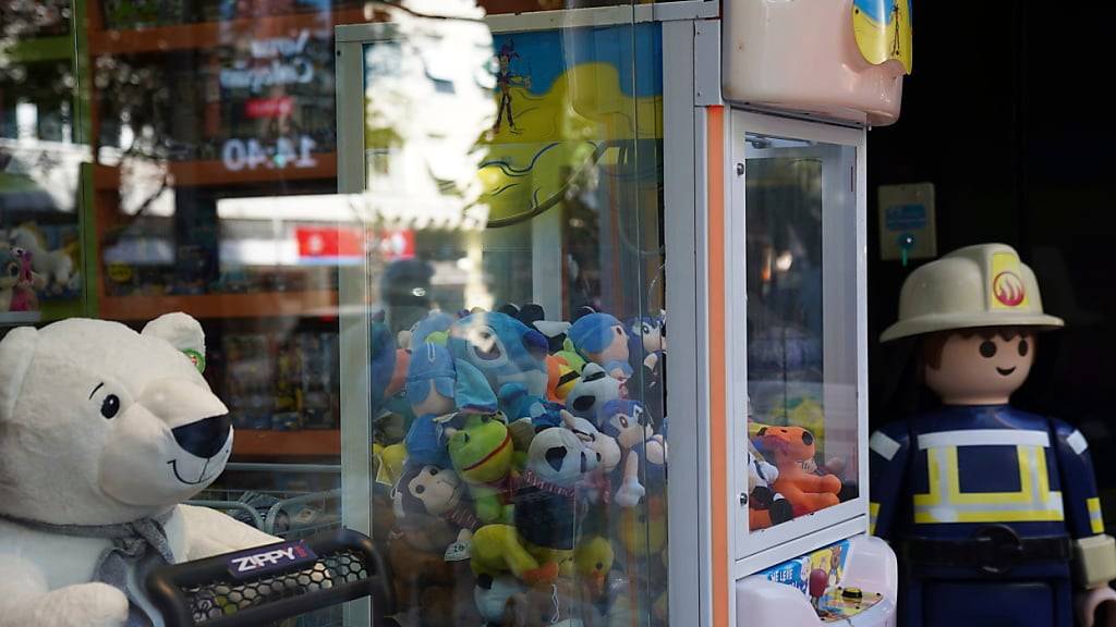 Ein Greifautomat steht in einem Spielwarengeschäft Foto: Hannah-Kathryn Valles/AP