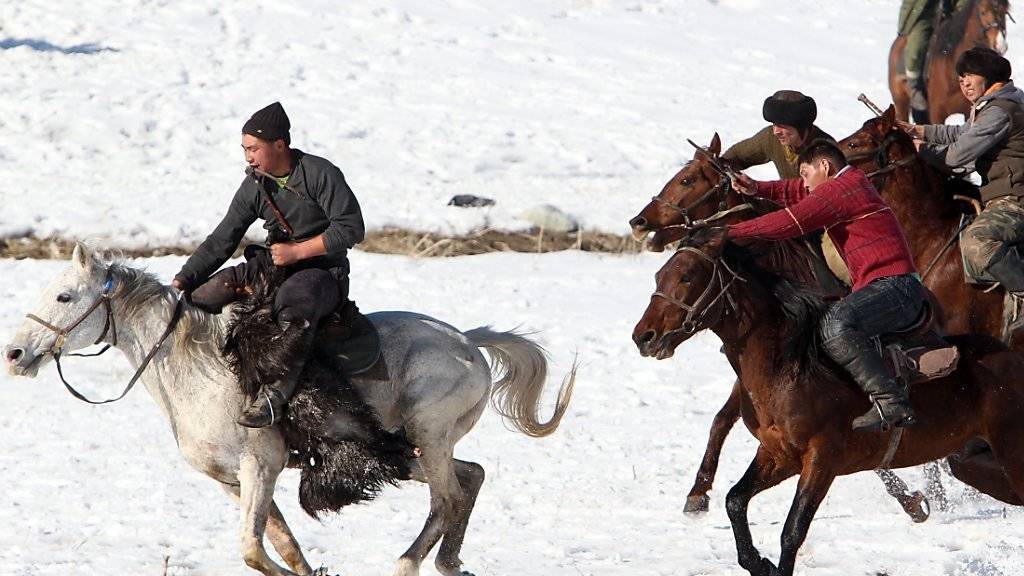 Am Sonntag, zur Tag- und Nachtgleiche, wird in Kirgistan traditionell Kok-Boru gespielt - eine Art Polo mit einer toten Ziege anstatt einem Ball (Archiv).