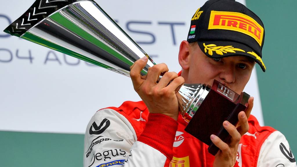 Mick Schumacher mit dem Pokal als Formel-2-Weltmeister von 2020. Im nächsten Jahr tritt er nun in die Fussstapfen seines berühmten Vaters Michael