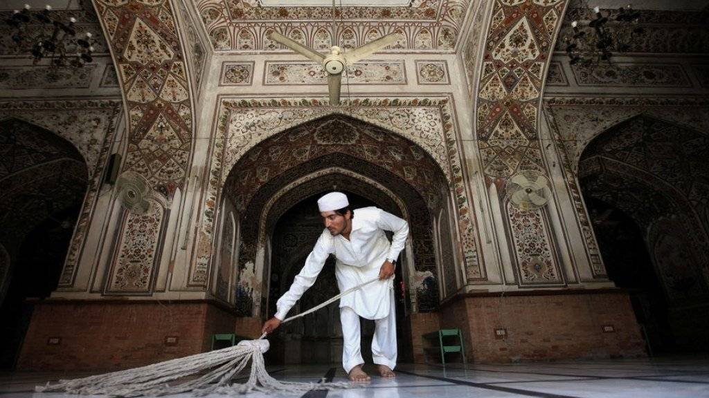 Reinigen einer Moschee in Pakistan vor dem Ramadan.