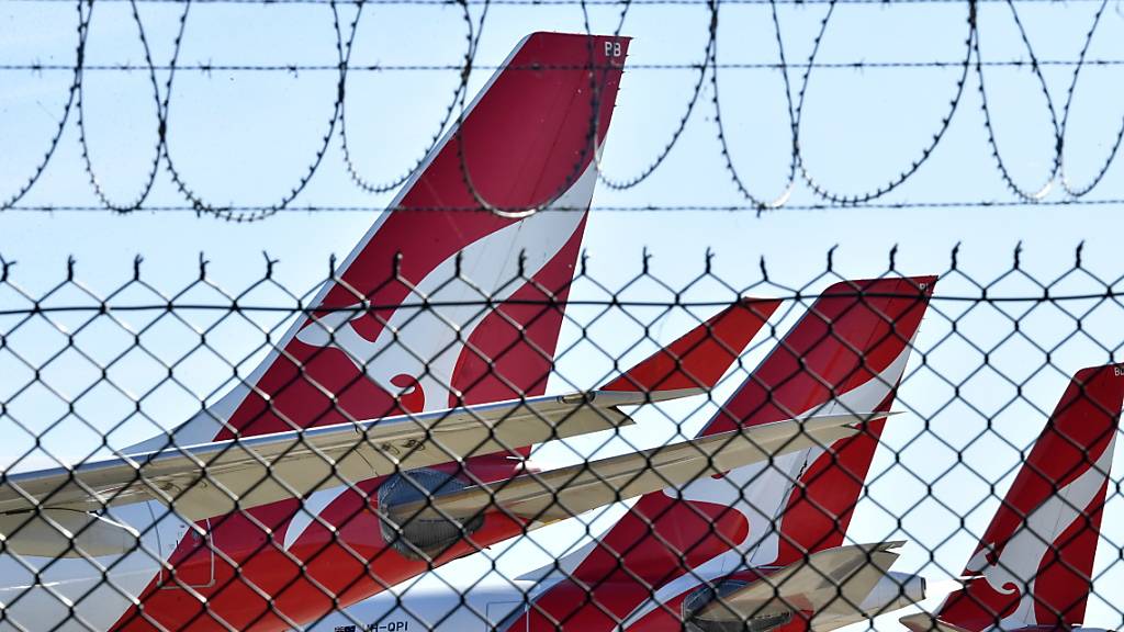 Die australische Fluggesellschaft Qantas will auf den Flügen künftig Schutzmasken und Reinigungstücher verteilen - aber den Mittelsitz in der Economy-Class nicht freilassen. (Archivbild)