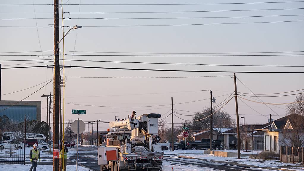 Elektriker arbeiten an der Wiederherstellung der Stromversorgung in Odessa nach einem Wintersturm. Foto: Eli Hartman/Odessa American/AP/dpa