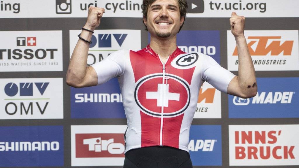 Marc Hirschi ballt die Fäuste: Nach dem EM-Titel gewann der 20-jährige Berner in Innsbruck auch WM-Gold bei den U23-Juniren. Nun wurde er an der Swiss Cycling Night verdientermassen zum Schweizer Nachwuchsfahrer des Jahres erkoren