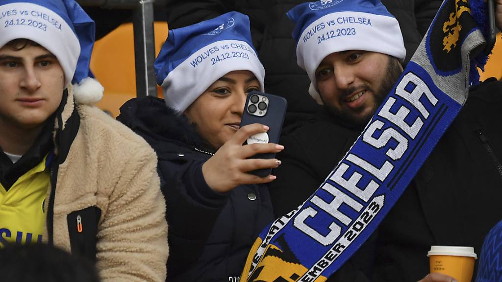Keine festliche Stimmung: Während die Chelsea-Fans jahreszeitgemäss gekleidet zum Spiel kamen, machten ihnen ihre Stars wenig Freude