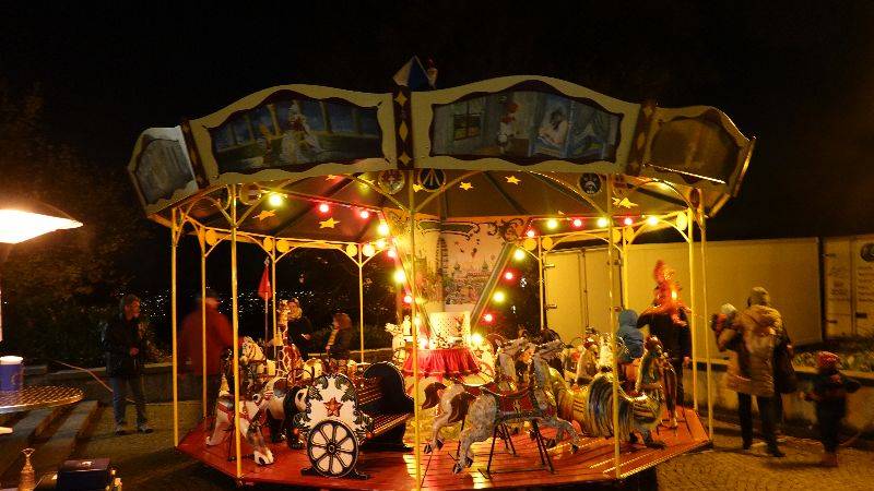 Das nostalgische Karussell begeistert die Kinder am Wollishofer Weihnachtsmarkt.