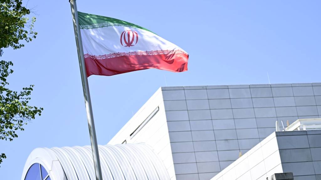 ARCHIV - Die iranische Flagge weht vor der Botschaft der Islamischen Republik Iran in Berlin. Foto: Fabian Sommer/dpa