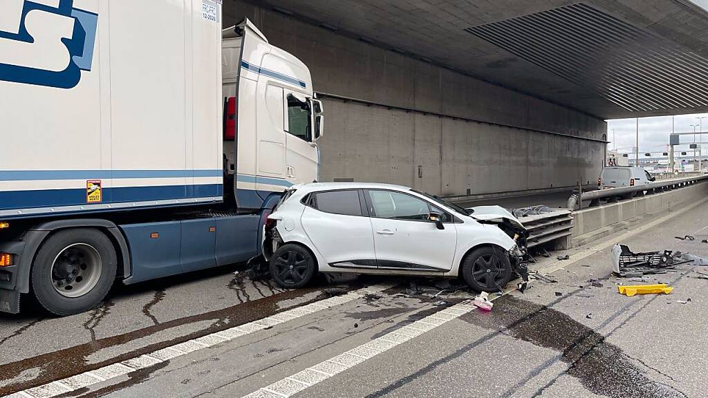 Ein 23-jähriger Autofahrer ist am Mittwoch auf der A2 bei Basel bei einem Unfall verletzt worden.