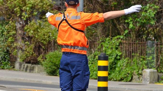 Verkehrskadettin über Fuss gefahren