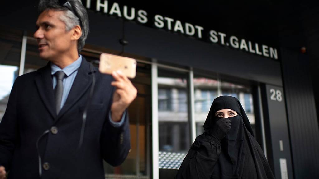 Der algerische Polit-Aktivist Rachid Nekkaz demonstrierte im Oktober 2018 mit einer Frau im Nikab in St. Gallen gegen das Burka-Verbot im Kanton. Er übernehme sämtliche Bussen von verschleierten Frauen.