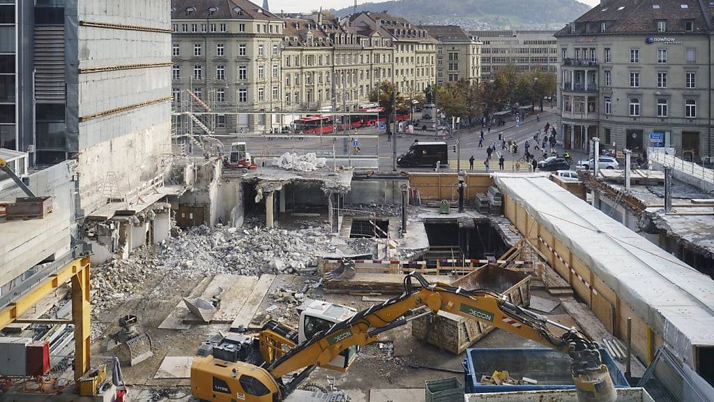 Ein Blick von der Grossbaustelle am Bahnhof Bern zum Hirschengraben. Die Stadt Bern ringt um die beste Lösung, die Menschenströme vom Bahnhof via Hirschengraben in die Stadt zu bringen. (Archivbild).