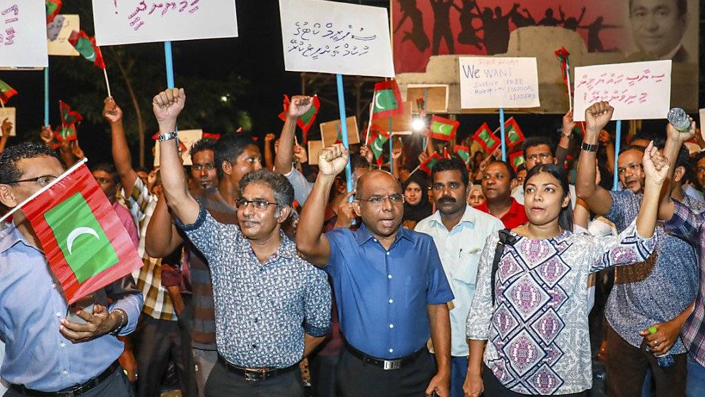 Die Malediven kommen nicht zur Ruhe: Unterstützer der Opposition gehen wegen des harten Vorgehens der Regierung gegen Kritiker auf die Strasse.