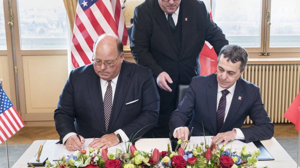 Aussenminister Ignazio Cassis bei der Unterzeichnung der Vereinbarung mit dem US-Botschafter Edward McMullen. Damit soll die Schweiz die US-Interessen in Venezuela vertreten.