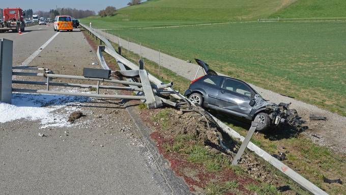 Autofahrerin verletzt sich bei Selbstunfall