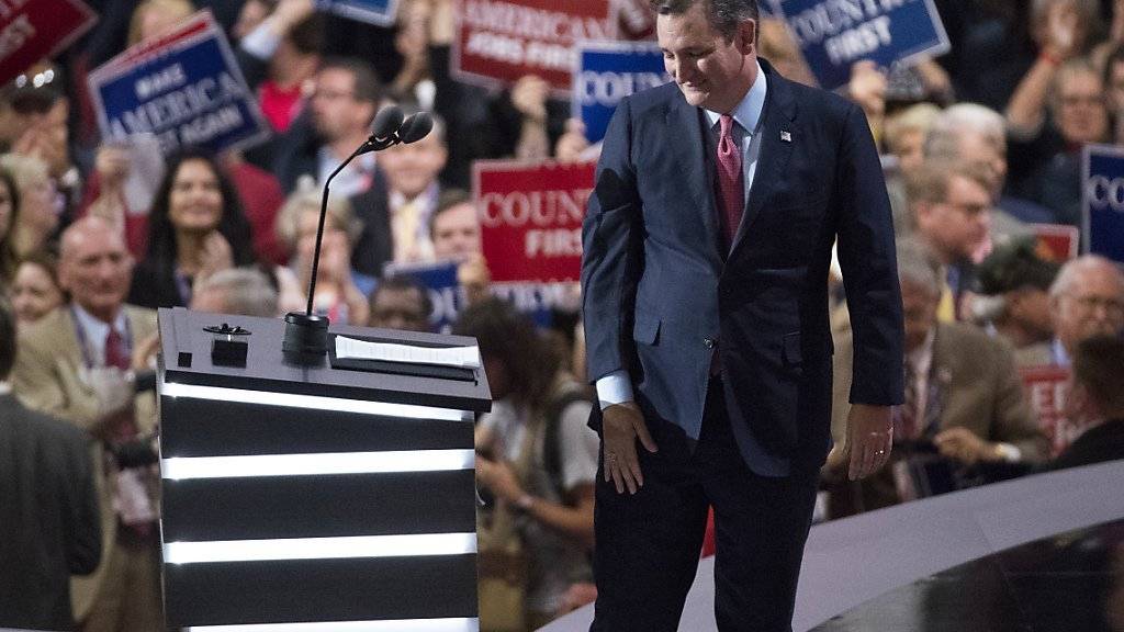 Senator Ted Cruz verlässt das Podium des Parteitags der US-Republikaner. In seiner Rede hatte er dem Präsidentschaftskandidaten Donald Trump demonstrativ die Unterstützung verweigert.