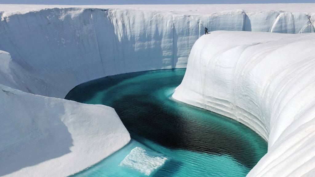 Dass der Grönländische Eisschild an Volumen verliert, war bekannt. Nun zeigen Messungen die Dimension der Eisschmelze auf. (Archivbild)