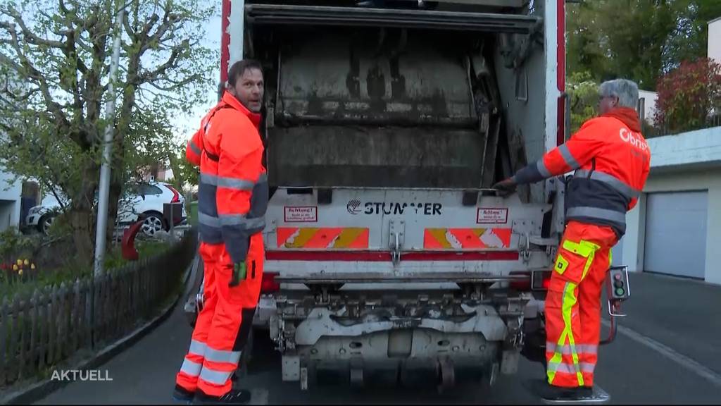 Freiwillige helfen bei der Grünabfuhr