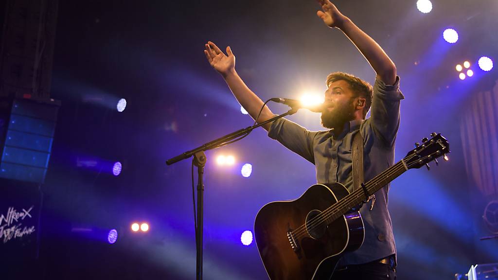 Der britische Songwriter Mike Rosenberg alias Passenger hat es von der Strassenmusik auf die Bühnen der grossen Festivals geschafft, beispielsweise im Auditorium Stravinsky von Montreux. (Archivbild)