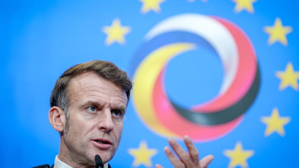 ARCHIV - Frankreichs Präsident Emmanuel Macron gibt beim Gipfel zur Europäischen Digitalen Souveränität im Euref-Campus eine Pressekonferenz. Foto: Kay Nietfeld/dpa