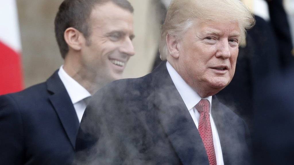 Im Streit über Tweets: Frankreichs Präsident Emmanuel Macron (Links) und US-Präsident Donald Trump. (Archivbild)