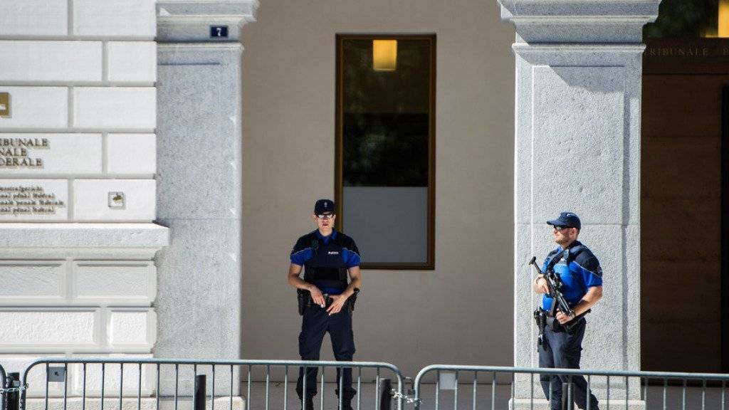 Polizisten kontrollieren am 14. Juli 2016 den Eingang des Bundesstrafgerichts in Bellinzona, wo sich ein 26-jähriger IS-Unterstützer aus Embrach (ZH) verantworten muss. Künftig könnten die Strafe für diese Art von Vergehen deutlich härter ausfallen.