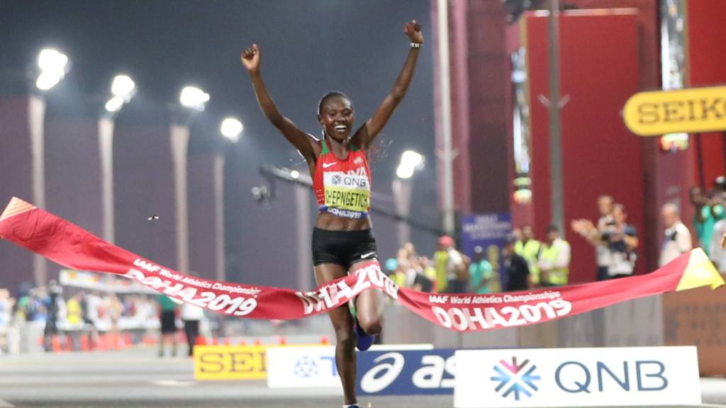 Ruth Chepngetich beim Einlauf als Marathon-Weltmeisterin in Doha 2019. Nun besitzt sie neben der Goldmedaille auch noch einen Weltrekord über die Halbmarathon-Distanz.