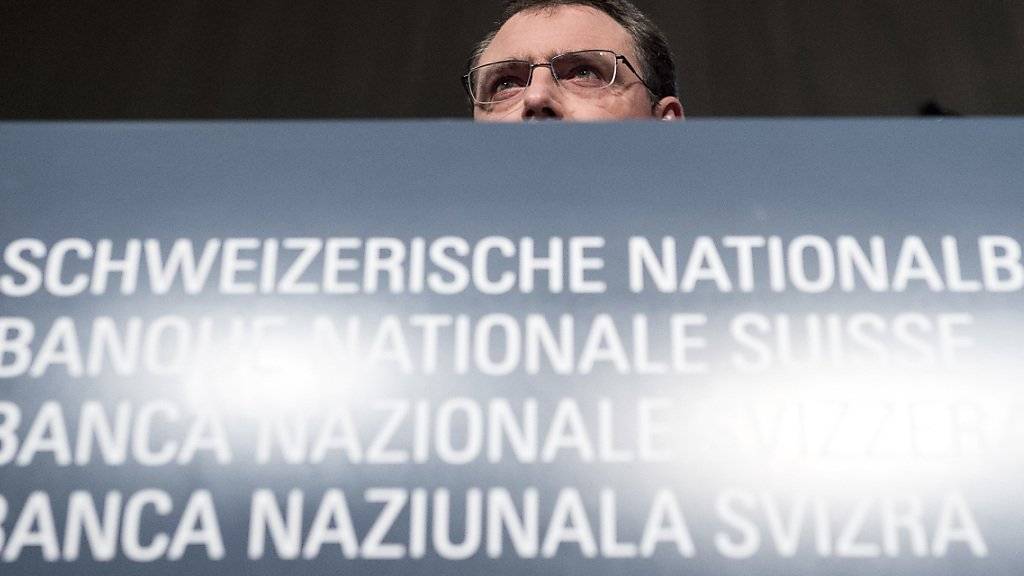Keine Kursänderung: Die Schweizerische Nationalbank belässt die Geldpolitik unverändert. Bild: SNB-Präsident Thomas Jordan an einer Medienkonferenz im Juni 2015.