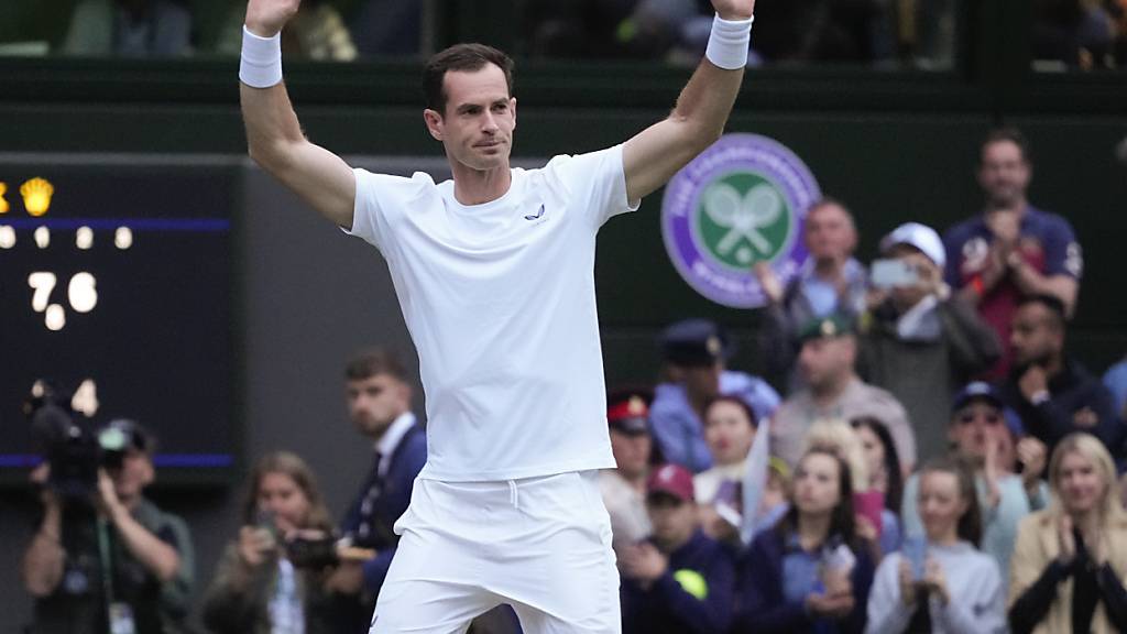 Andy Murray lässt sich auf dem Centre Court von Wimbledon nach seinem Doppel-Einsatz noch einmal feiern