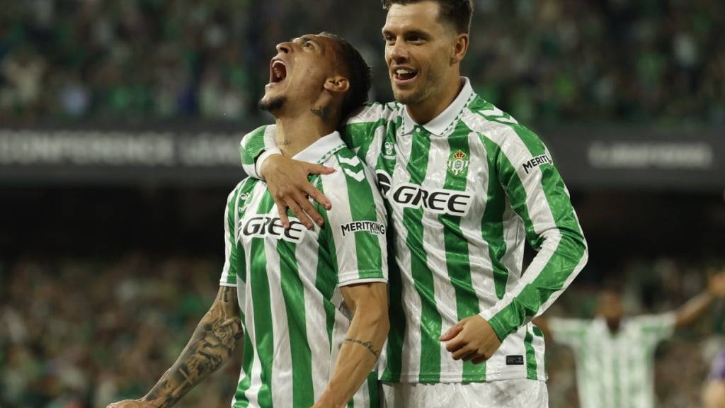 Betis' Antony feiert das zwischenzeitliche 2:0 gegen Fiorentina mit Teamkollege Giovani Lo Celso