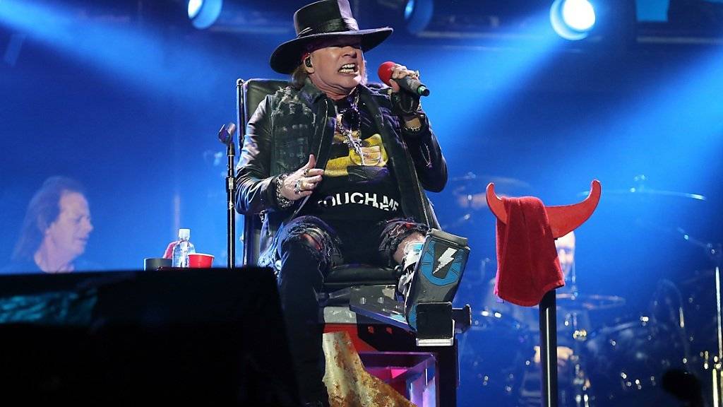 Premiere im Sitzen: Guns N' Roses-Frontmann Axl Rose half in Lissabon erstmals bei AC/DC aus.